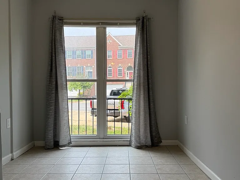 238 N Stevenson Sq — Photo 4