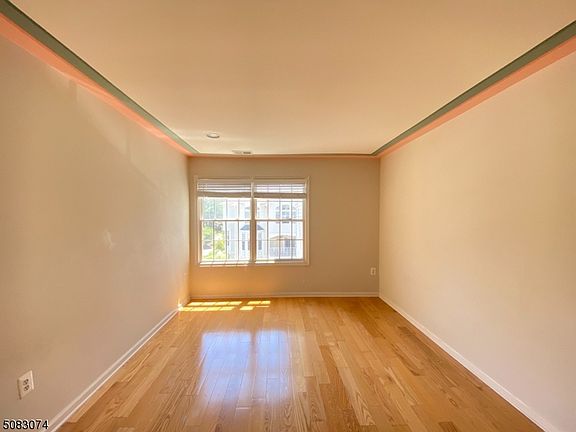 5th image of 315 Edmonton Ct