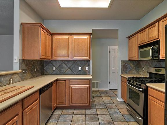 4th image of 1103 Wood Creek Dr