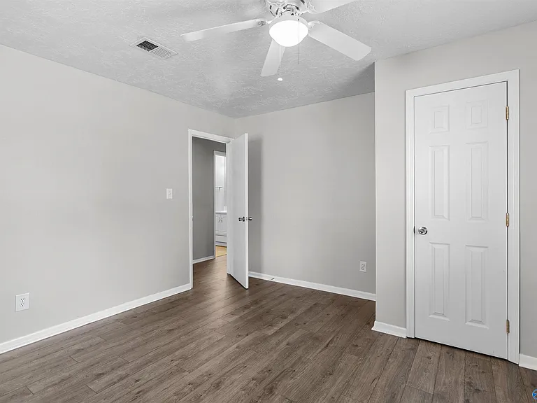 2406 Yorkshire Dr SW — Photo 22
