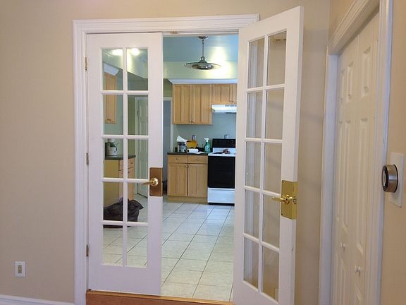 2nd image of 916 Catharine St