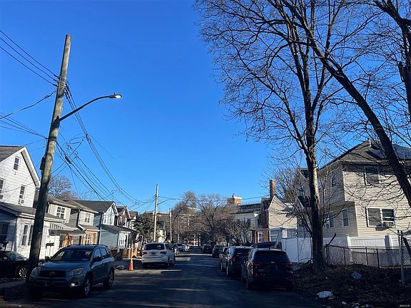 4th image of 161 Fulton St