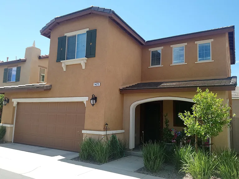 1423 Silverberry Ln — Photo 1