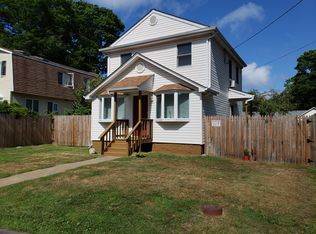 29 Salem St, Patchogue, NY 11772