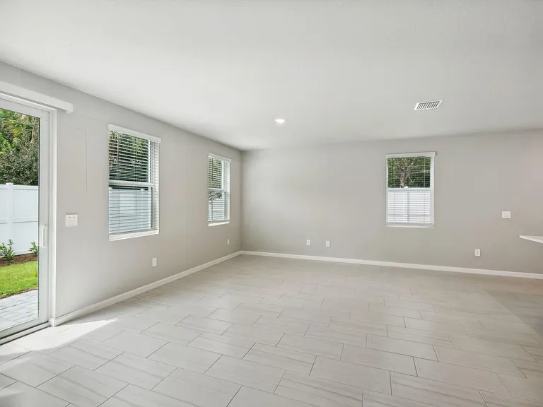 423 Salisbury Cir — Photo 2