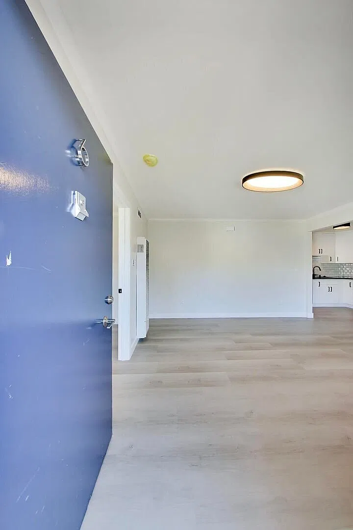 Newly Renovated 2 Bedroom Apartment in Downtown Burlingame! — Photo 3