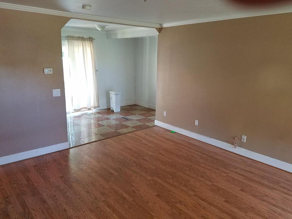 2nd image of 1004 NE Newall Rd