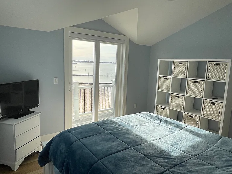 25 Beach Rd W — Photo 4