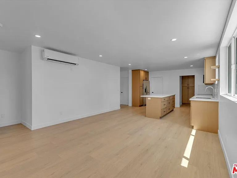 6913 1/2 Encino Ave #UPPER — Photo 16