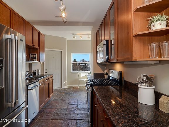 4th image of 1344 W Bryn Mawr Ave #3E