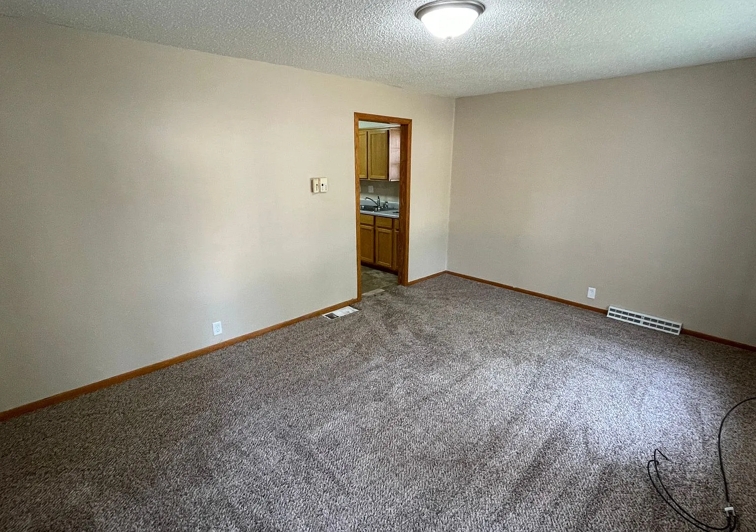 Centrally located cozy 2 bed, 1 bath house — Photo 4