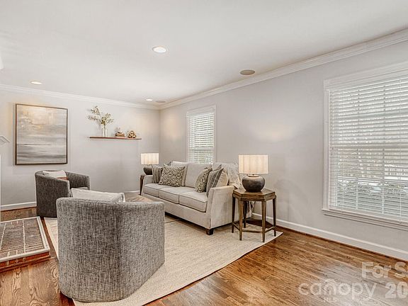 3rd image of 2712 Creekbed Ln