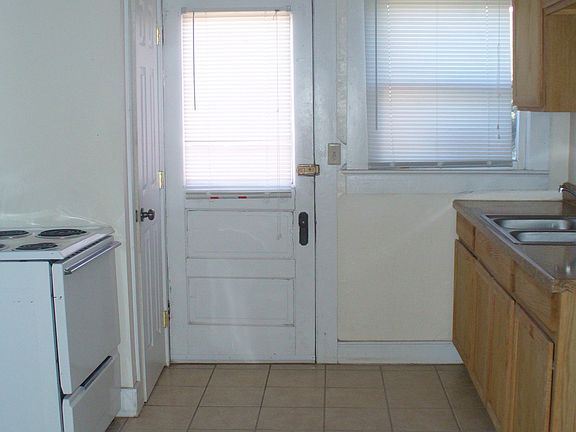 4th image of 301 W Hadley Ave