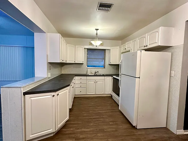 7000 SW 11th St — Photo 9
