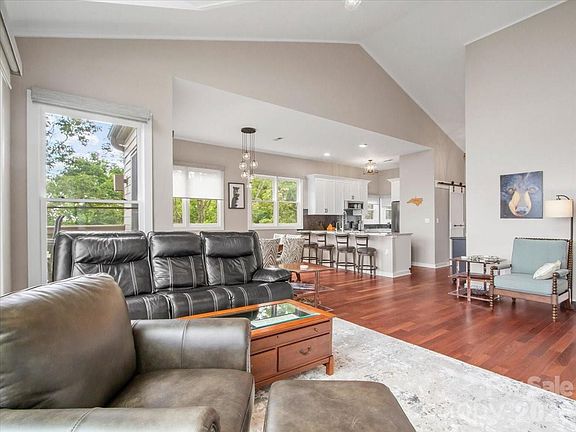 5th image of 30 Club Villa Ct #B2