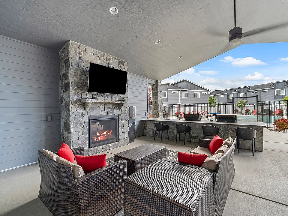 Prairie Pointe Apartments and Townhomes