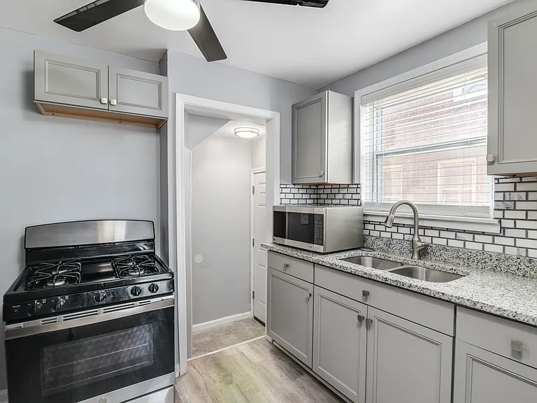 15810 Robson St — Photo 4