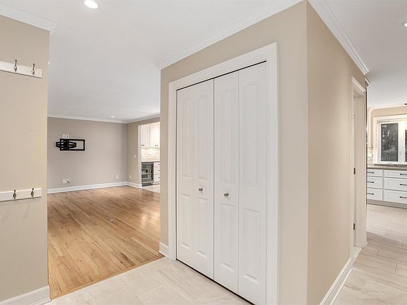 5th image of 1608 W Waltham Dr