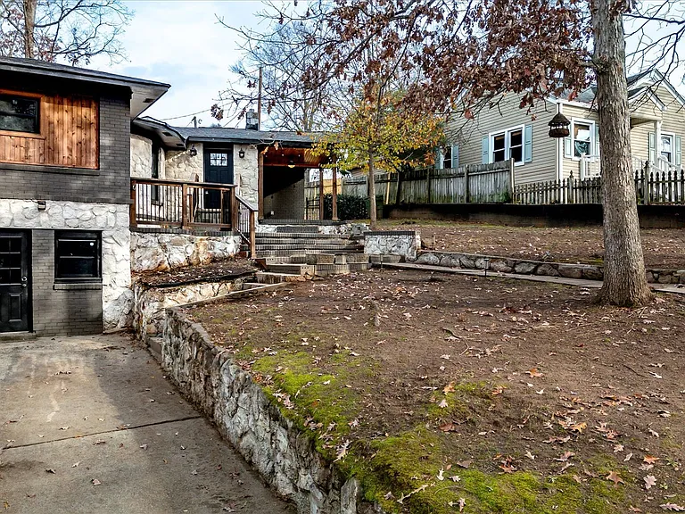 19 Granada Dr — Photo 2