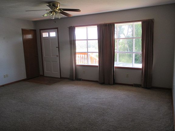2nd image of 10 Hilltop Dr NE
