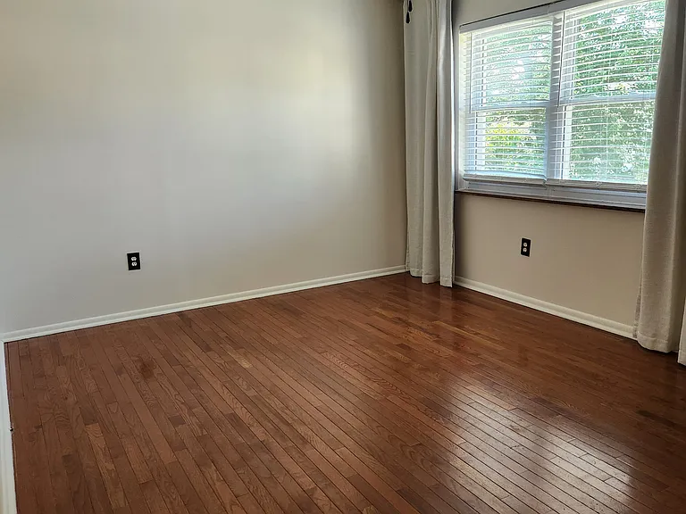 4512 Leslie Ave — Photo 3