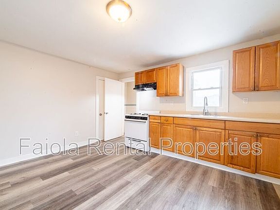 4th image of 212 N 2nd St Floor 2