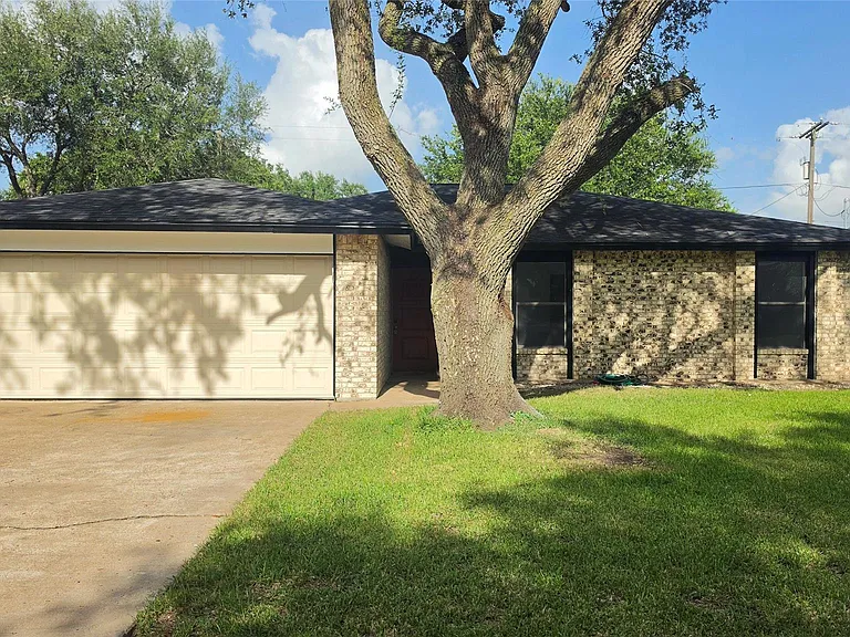 5129 Chateaux Dr — Photo 1
