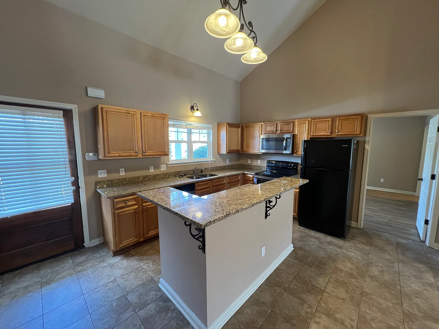 4 bed, 4.5 bath, 1700 sqft, $3,200 — Photo 2
