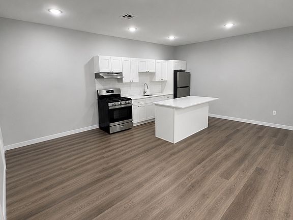 3rd image of 207 Governor St