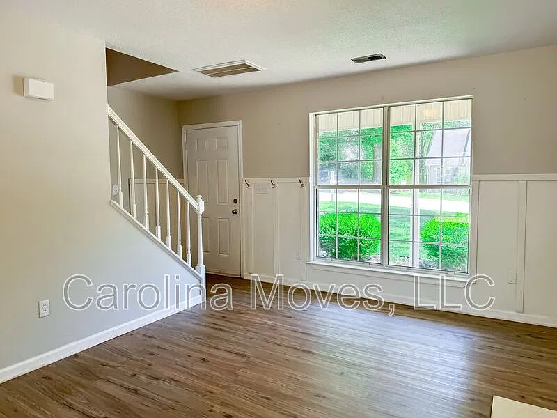 3 bed, 2.0 bath, 1325 sqft, $1,670 — Photo 2