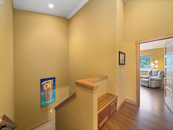 5th image of 19035 Vincent Ln