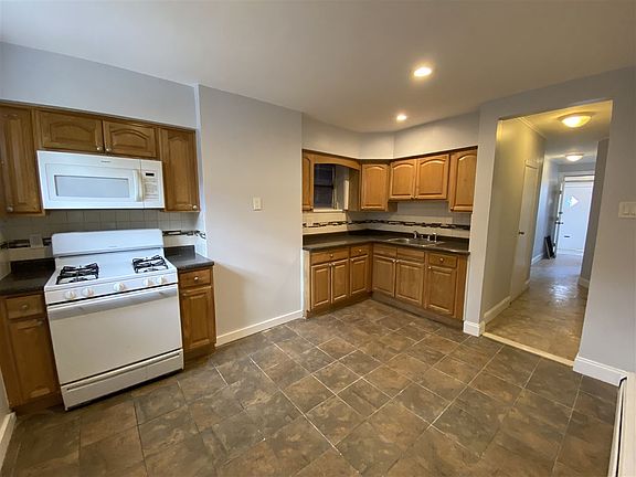4th image of 49 Clarke Ave #1