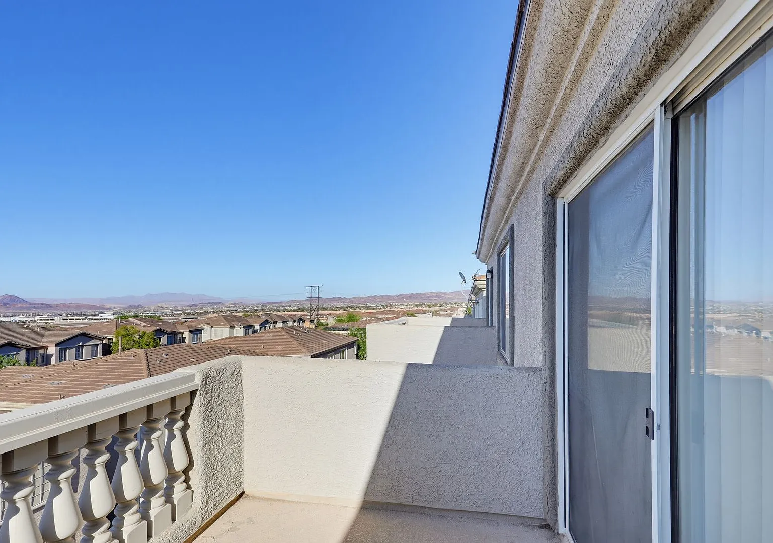 Henderson Townhome With Stunning Strip, City And Mountain Views — Photo 3