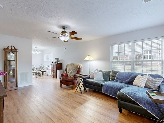 4th image of 939 Seven Oaks Blvd