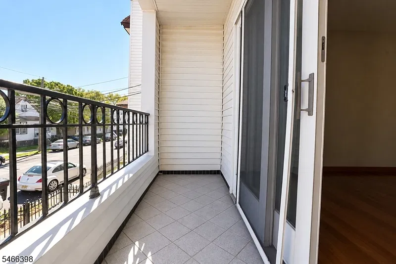 3 bed, 2.0 bath, 1200 sqft, $2,300 — Photo 3