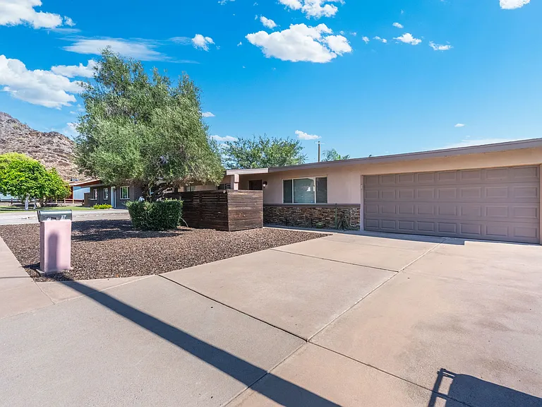 1231 E Diana Ave — Photo 2