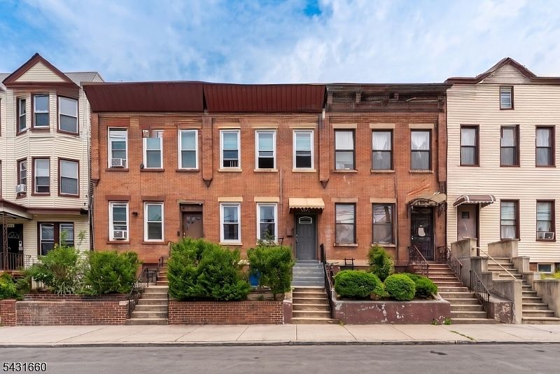 1st image of 140A Clendenny Ave