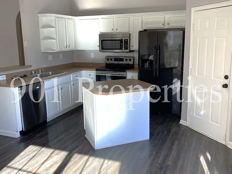 1120 Averett Ln — Photo 2