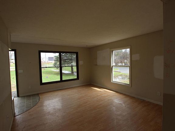 4th image of 3110 Lake Michigan Dr NW