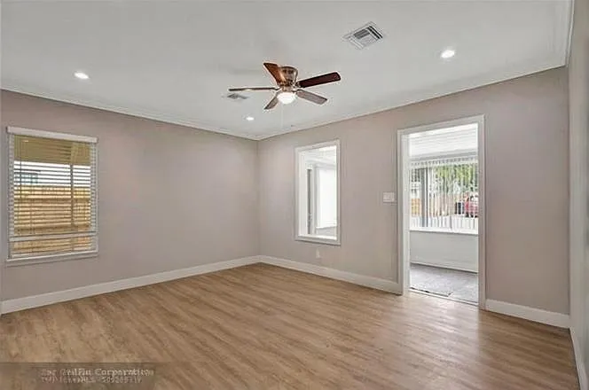 819 SW 10th Ter — Photo 3