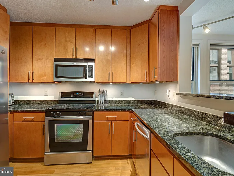 915 E St NW #1001 — Photo 23
