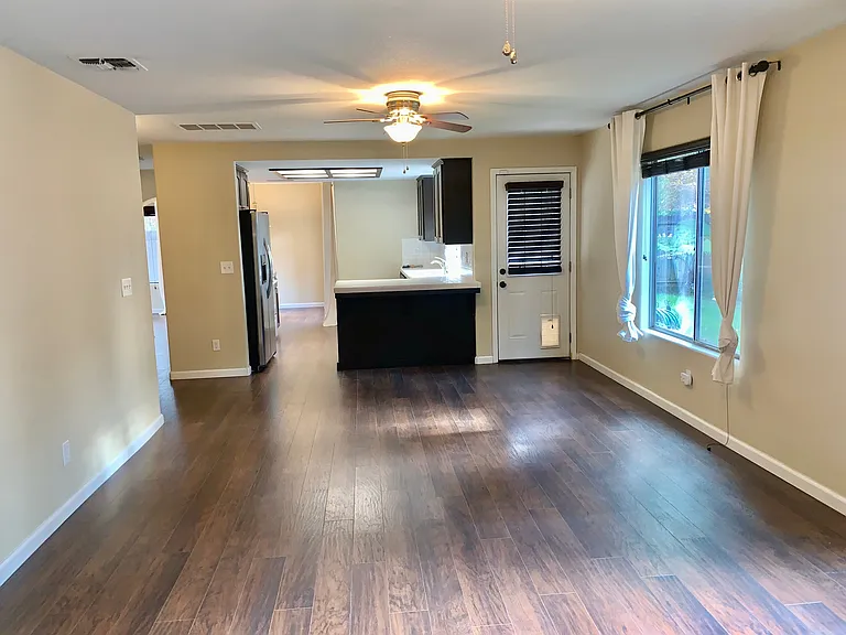 1023 E Freedom Ave — Photo 11