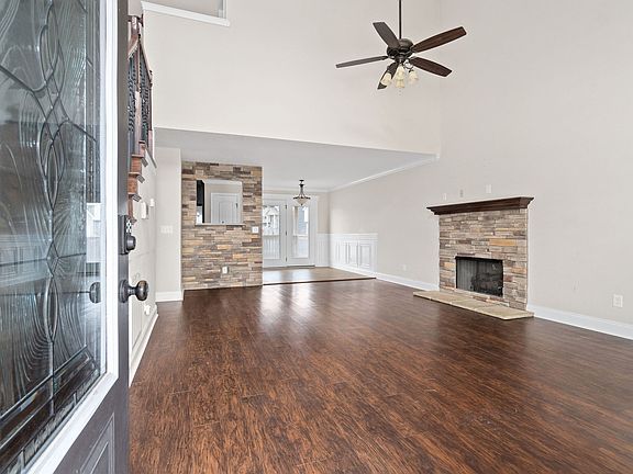 4th image of 3681 Fox Tail Dr