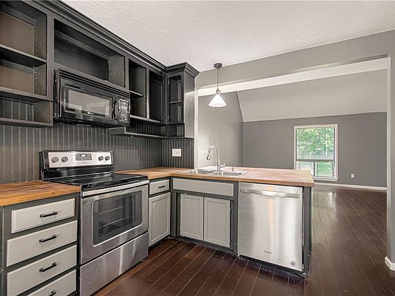 4th image of 512 NE Mimosa Dr