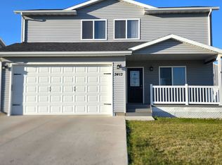 3413 Harvest Hills Ave NW, Minot, ND 58703