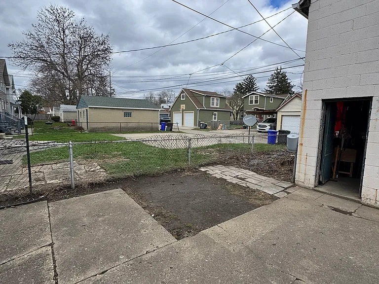 800-804 Thomas Rd — Photo 32