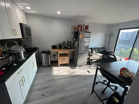 Rented by Delmark Realty LLC | media 52