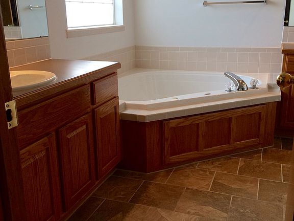 Master bath. Jetted tub
