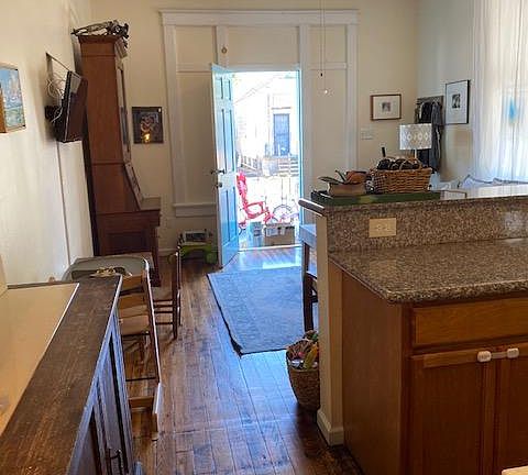 5th image of 706 Tricou St