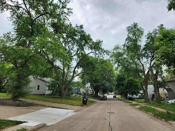 Exterior Neighborhood (street photo)